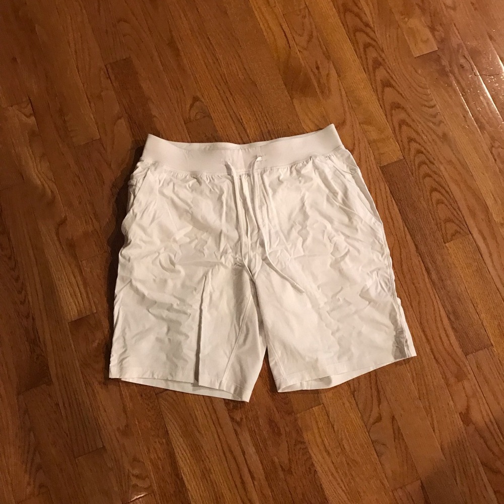 T.H.E Short white size large